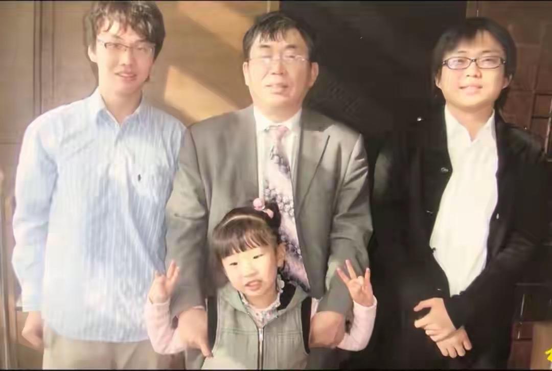 早年，聂卫平和三个孩子一起合影，两个儿子是与前妻所生，小女儿是与现任妻子兰莉娅所