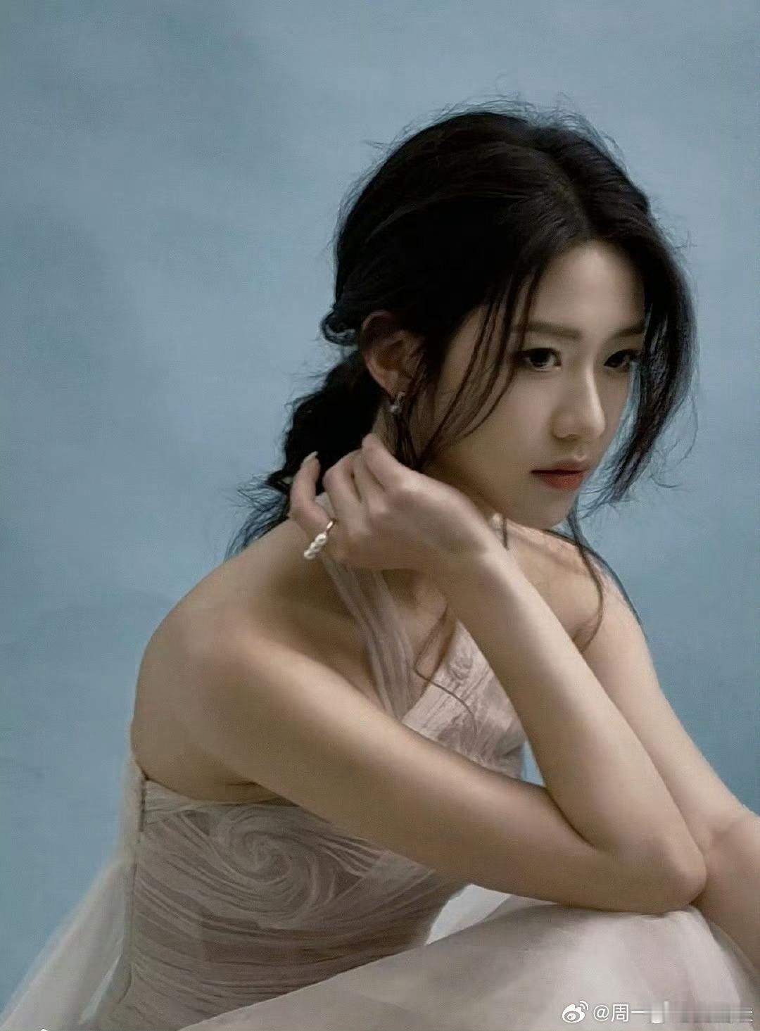 向涵之向涵之近期美照直接沦陷！五官精致得恰到好处，眉眼间满是灵动韵味，体态舒展