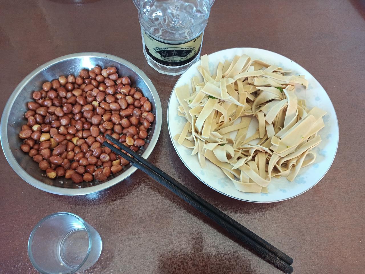 小酌一杯快乐生活下酒菜就是花生米豆腐皮年龄大了小酌两杯快乐生活丰富多