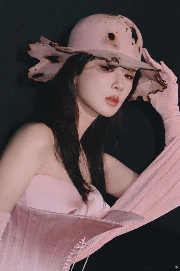 杨紫，这一套礼服有优雅的高级感。
