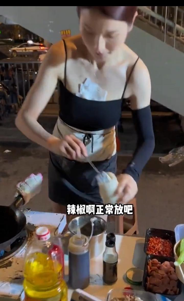 摆摊的小姐姐穿纸么？放不开啊！