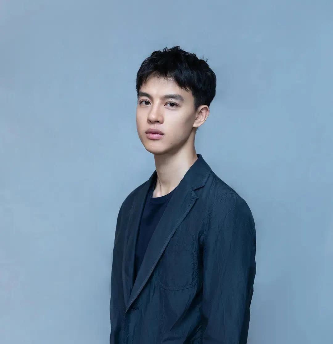 一直以为尹昉是个新人演员，没想到他比赵丽颖还大1岁赵姐是87年，他是86