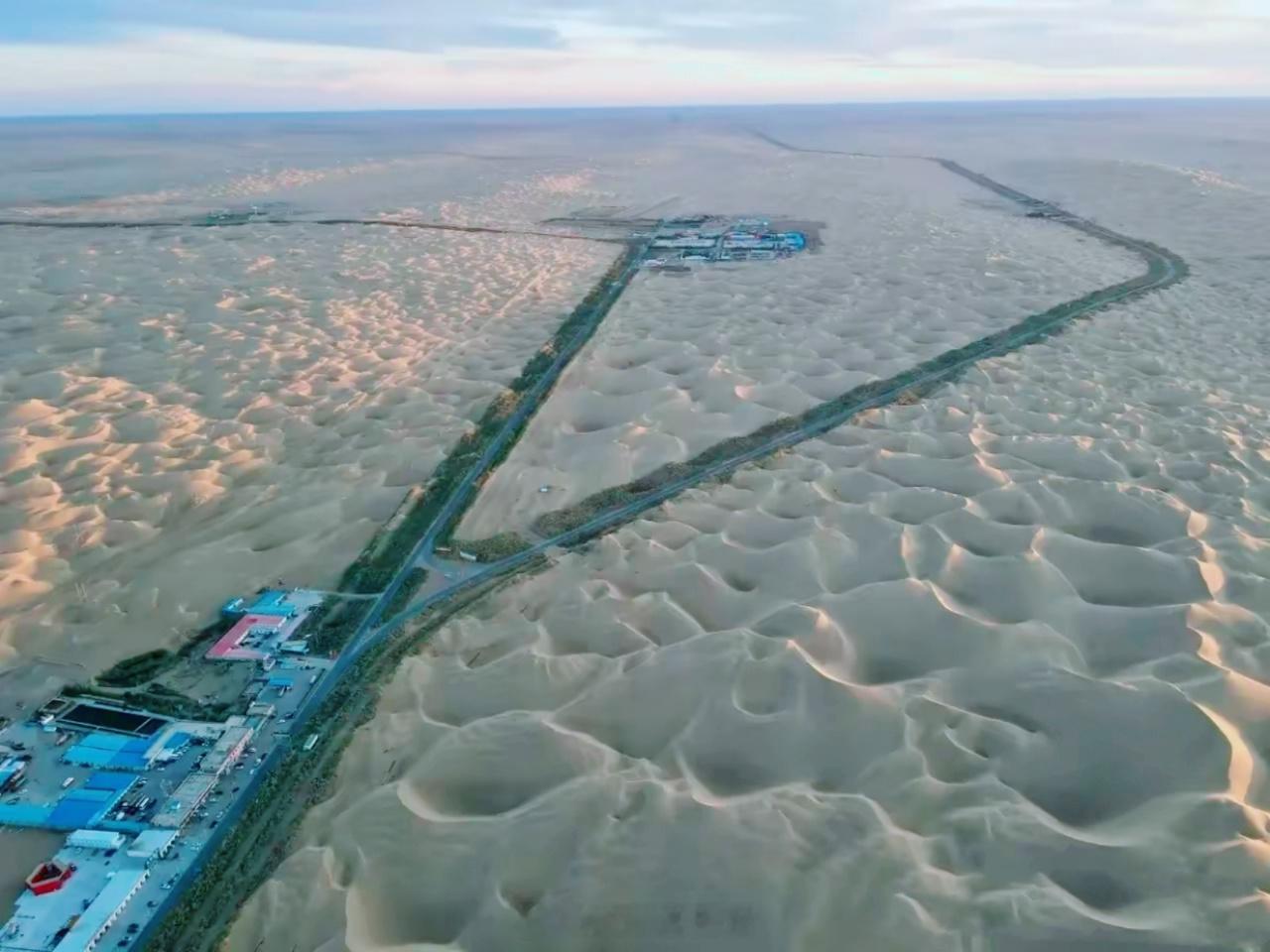 中国，不愧是基建狂魔。新疆沙漠里的高速公路服务区。