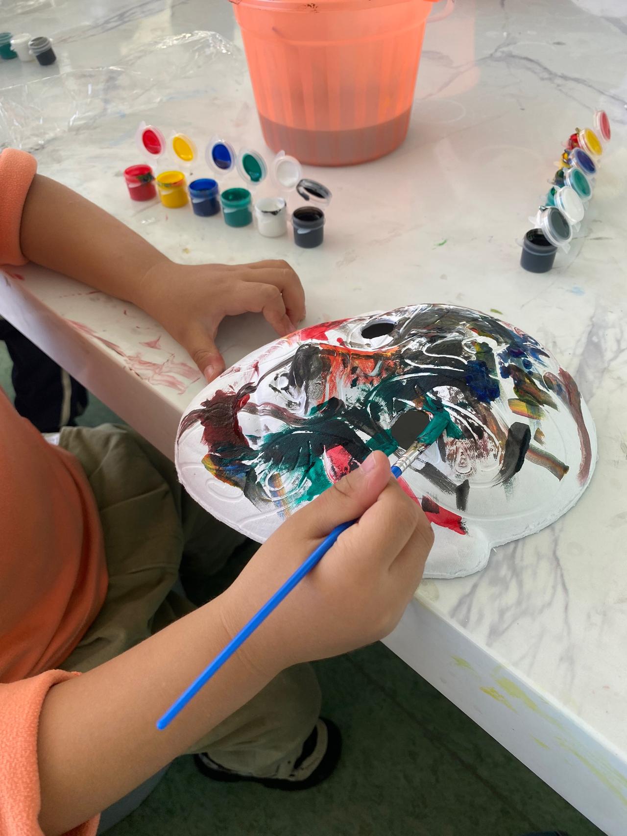 前两天，我家楼上的邻居阿姨送给了我一大包孩子穿的衣服，阿姨说：“你要是不嫌弃就留