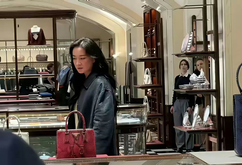 贾玲减肥后像换了另外一个人，似乎很少看到开怀大笑，而是一脸的高冷时尚