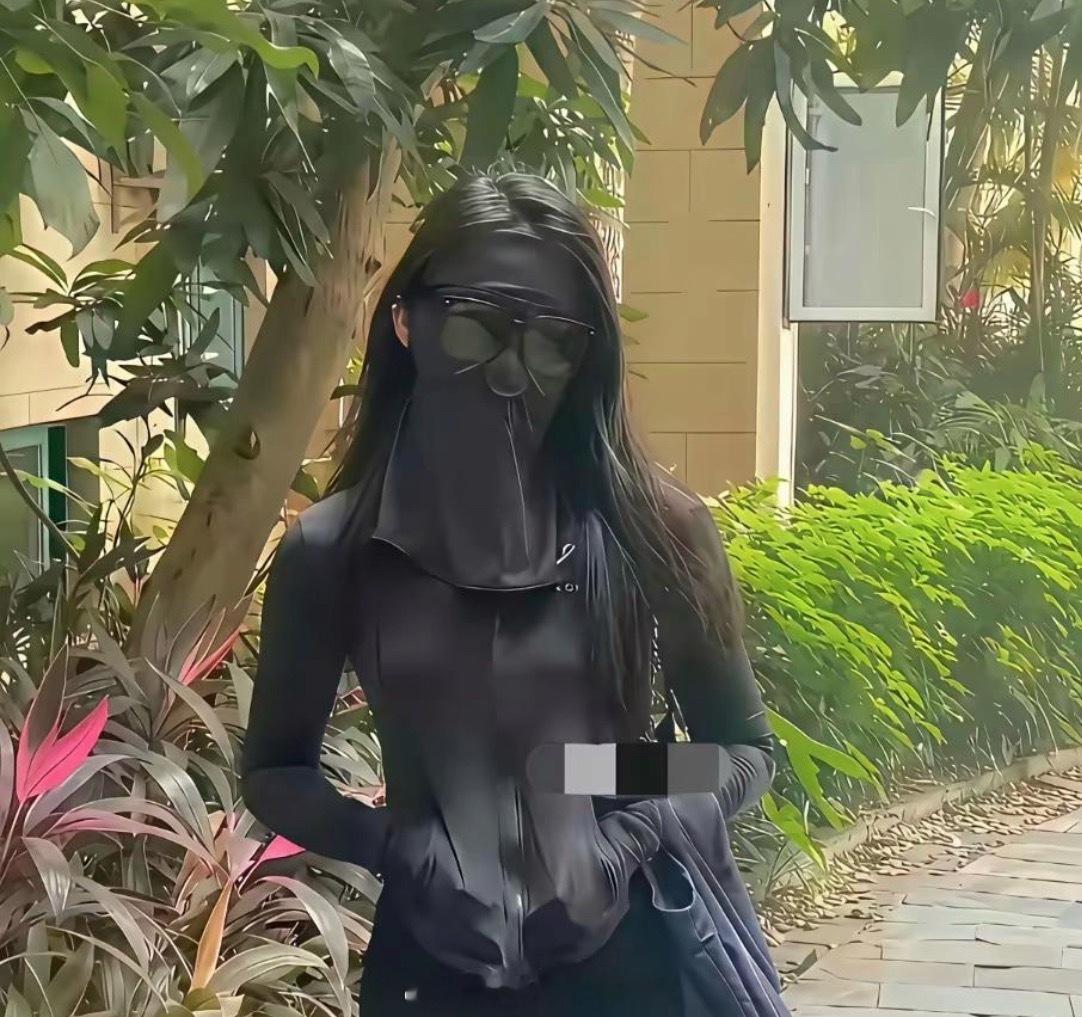 现在出门完全不需要脸了，防晒衣已经进化到六亲不认了