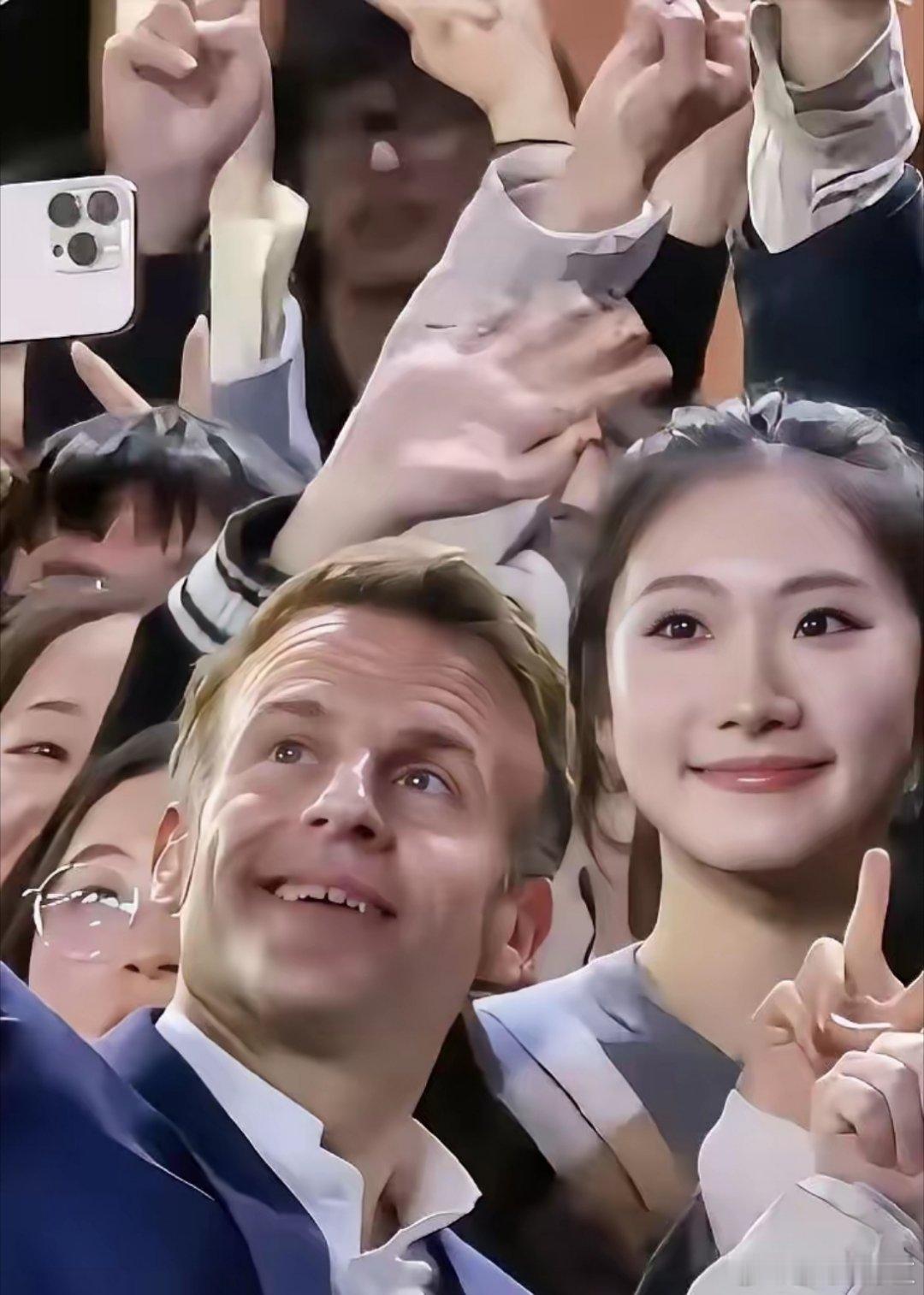 马克龙川大自拍照一曝光，居然火了一位川大美女学生。估计马克龙走后，这位漂亮的女生