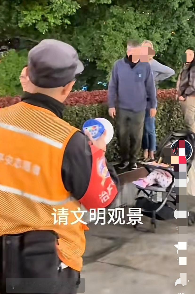 上海外滩观景台，保安一招制服意林、青年文摘、读者……[赞]