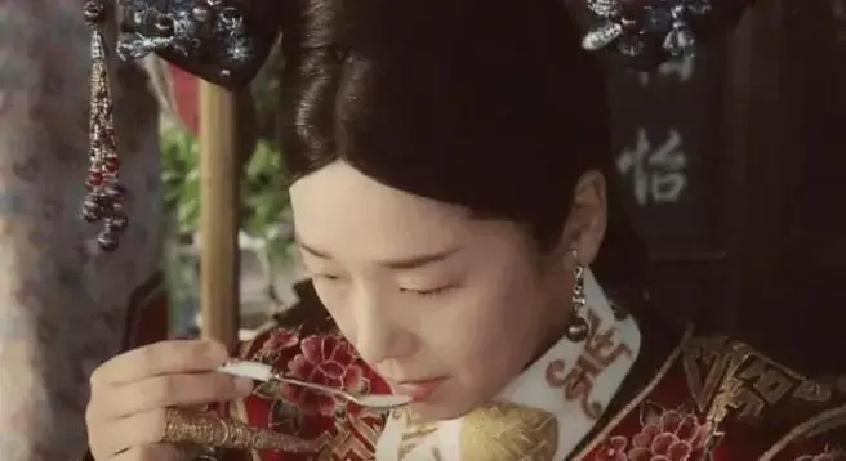 慈禧吃鱼被刺卡住喉咙，场面瞬间炸锅。那天御膳房端上清蒸鲤鱼，宫女锦玉先试一口，
