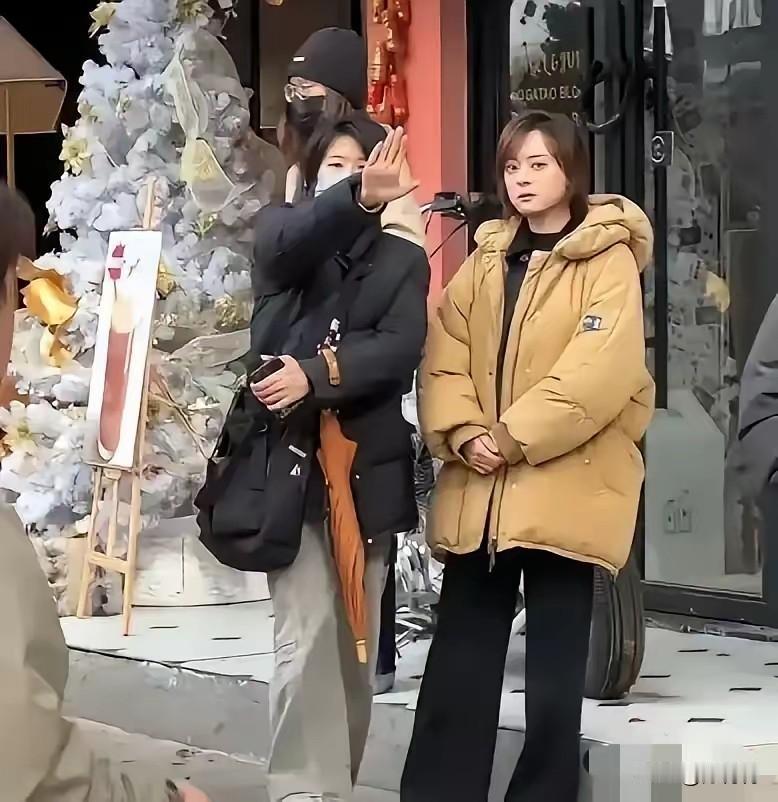 孙俪在上海襄阳北路拍戏，剧组封路拍摄引大妈不满。大妈训斥孙俪；“你谁啊！”孙