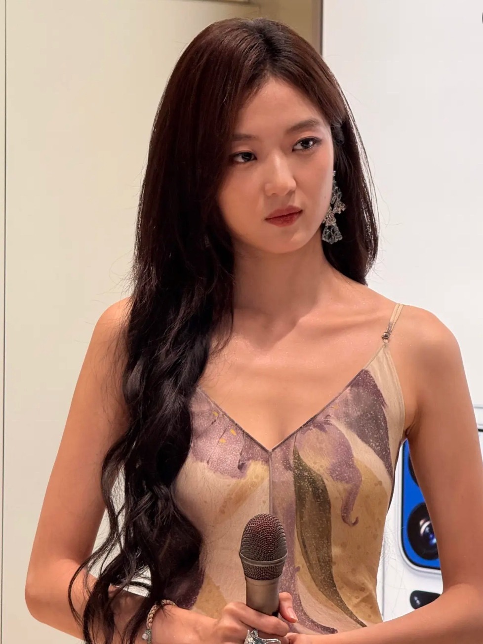 天呐.孙千也是不上镜的那种线下直观的感受到她比照片上好看那么多，而且身材真好啊，