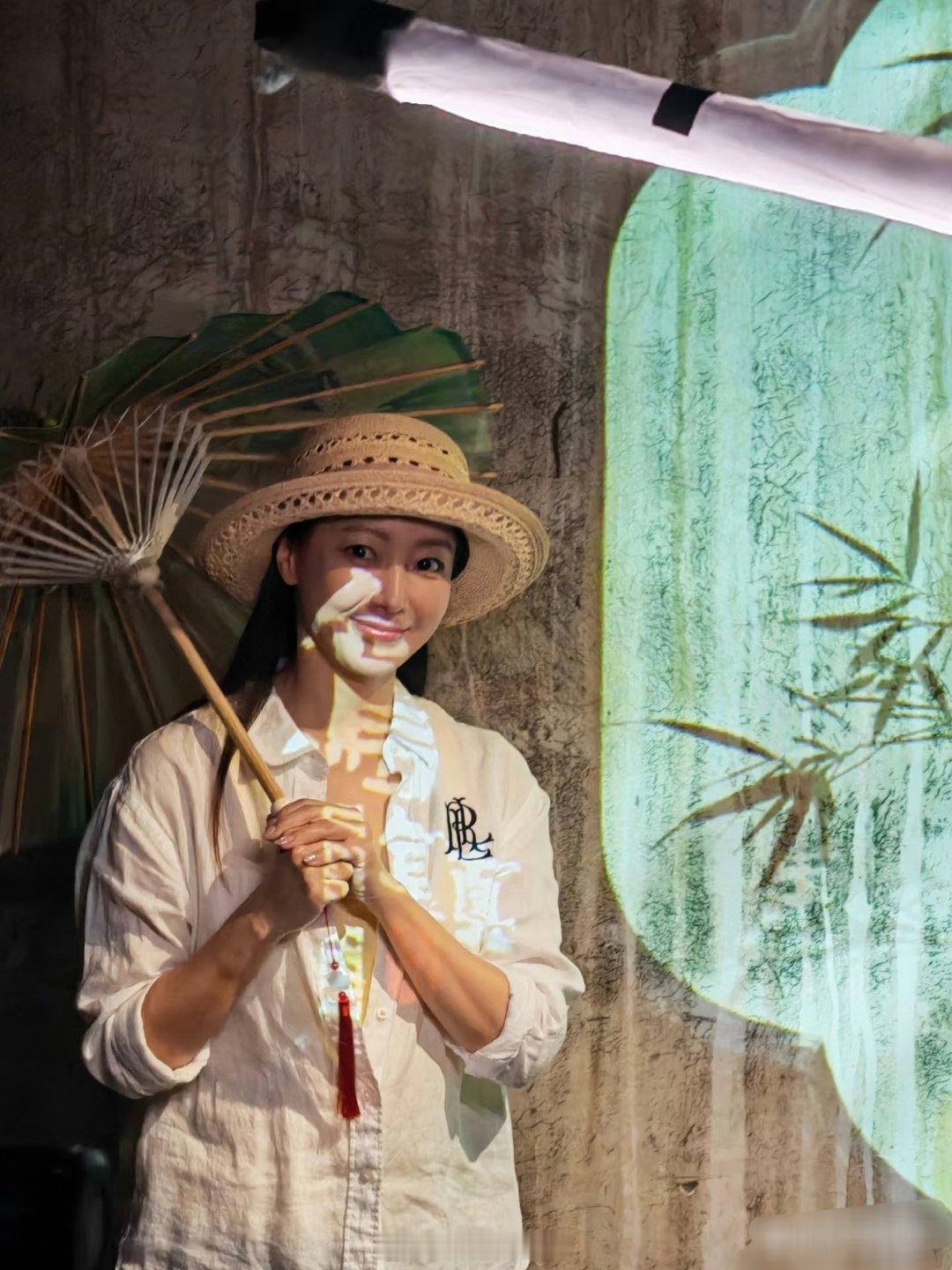 49岁金喜善现身中国乌镇旅游，她的状态太好了，脸部保养得宜，皮肉紧致，看起来好美