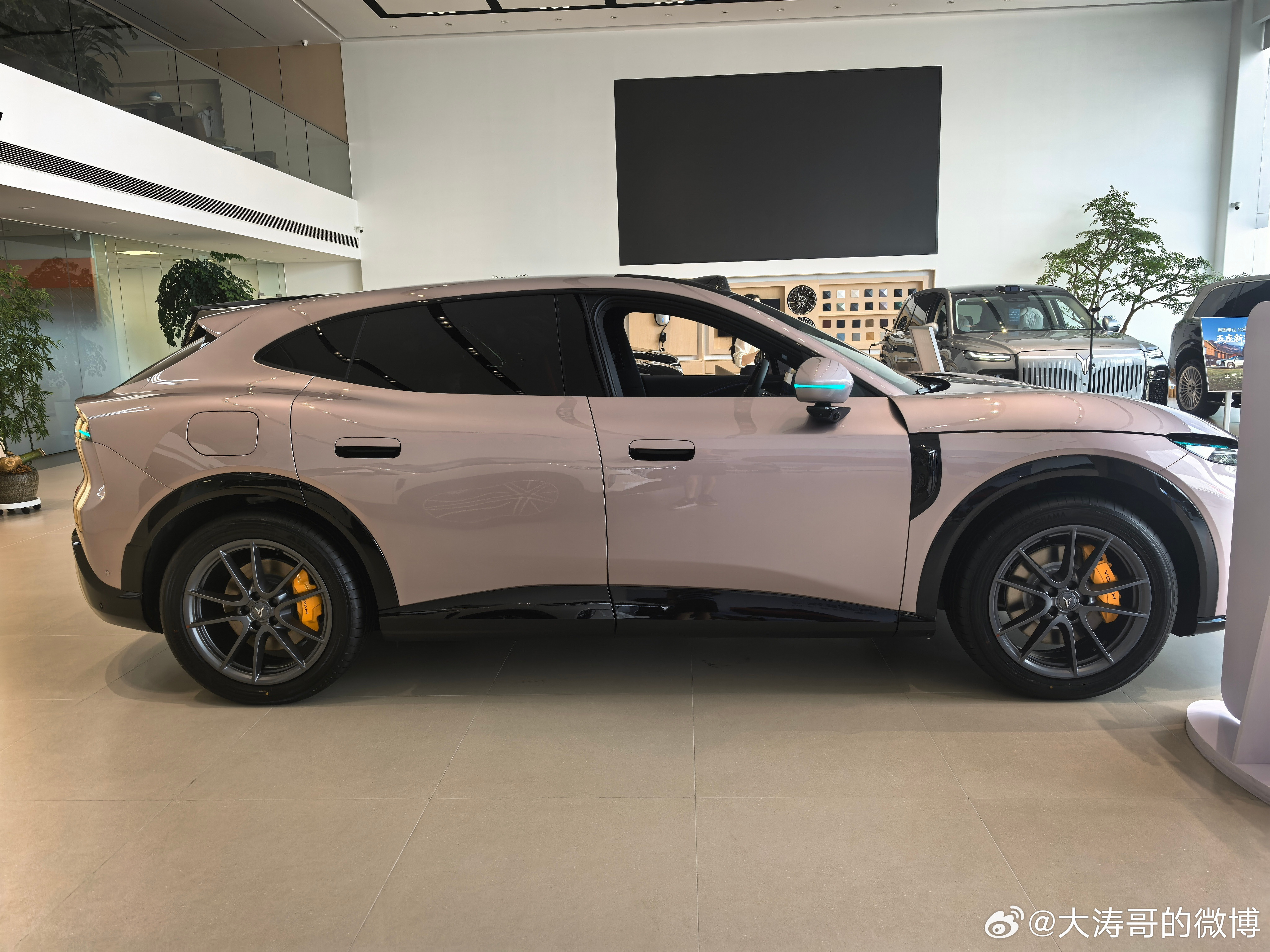 网上刷了好多岚图追光S的参数和图片，前几天来4S店终于坐到实车里面。实...