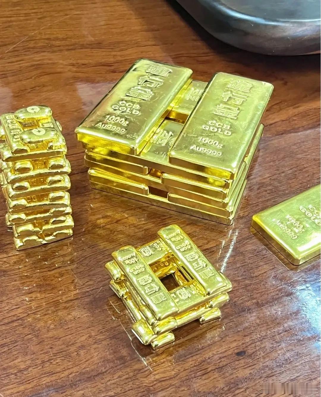 就目前这个局势，如果你手里有实物黄金，超过300克以上的，千万不要跟风拿去卖了，