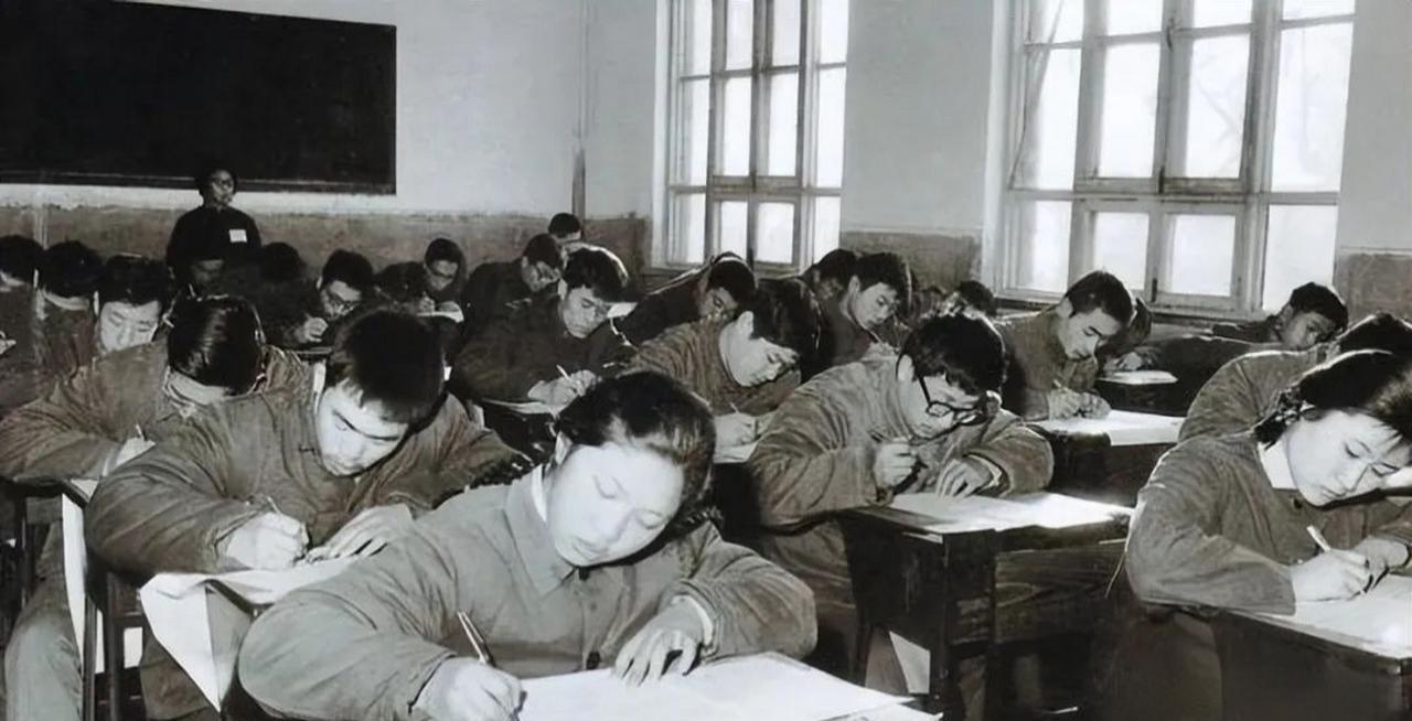 1977年恢复高考：试卷简单到小学生都会？为何录取率不到5%？1977年高考有