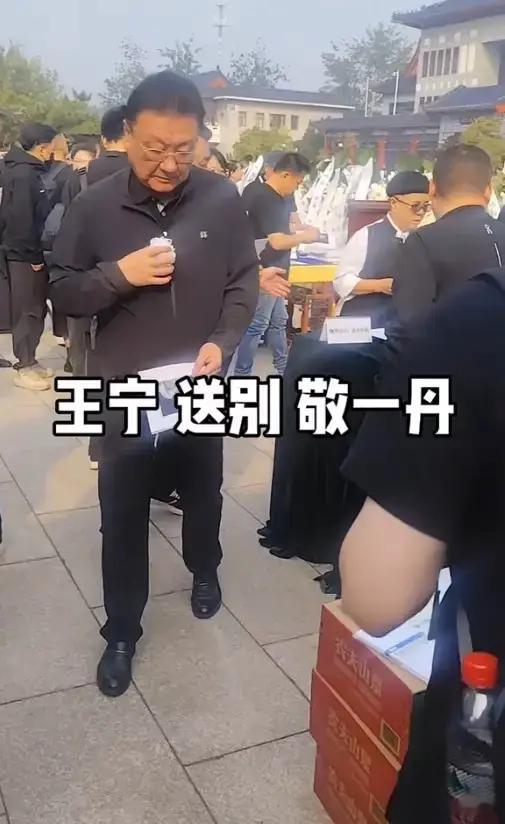 “感谢这世界让我走过。”当这九个字安静地悬在八宝山殡仪馆东礼堂的挽联上方时，许多前来送别的人，眼泪一