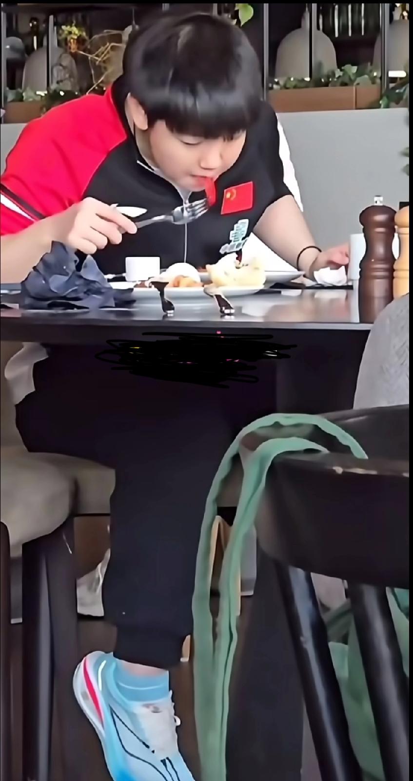 😋孙颖莎吃甜红辣椒也太香了！赛场上飒爽的小魔王，私下里吃个甜红辣椒都这么