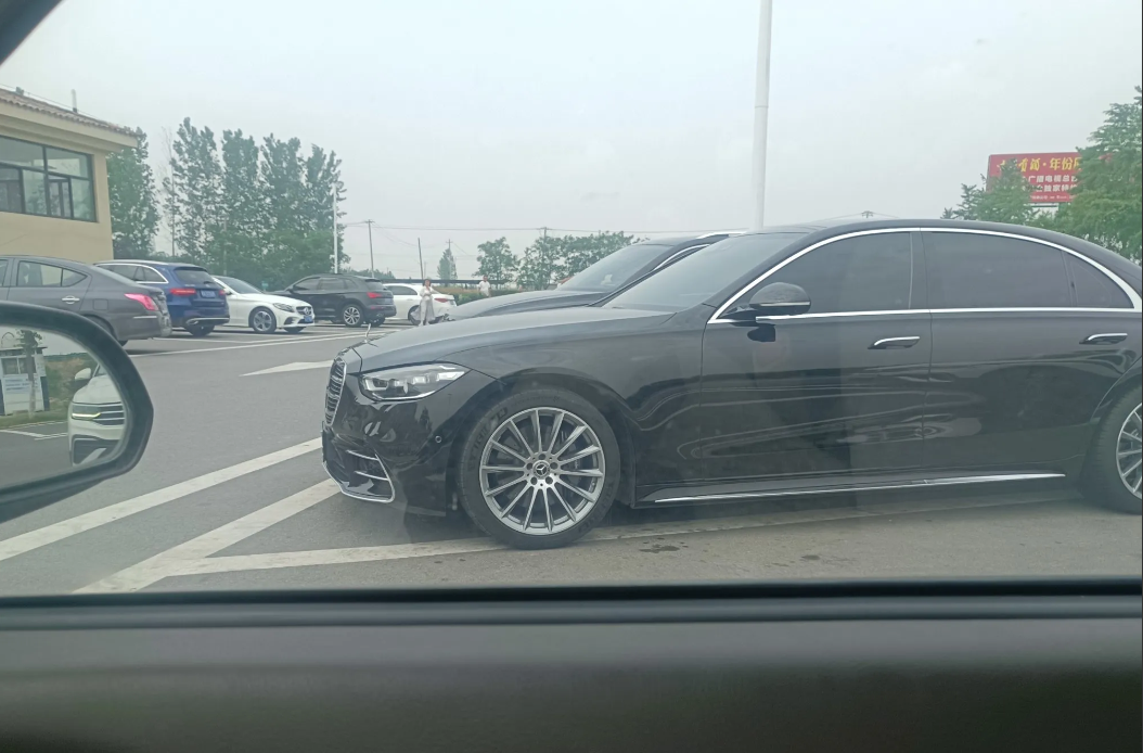 高速服务区停车休息，一男子开了辆奔驰E300停在旁边，在自己车旁犹犹豫豫，脚步迟