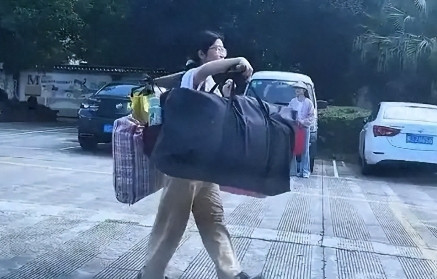 扁担女孩被流量吃干抹净：六个真相背后的现实荒诞一个挑扁担的农村女孩视频传网上，