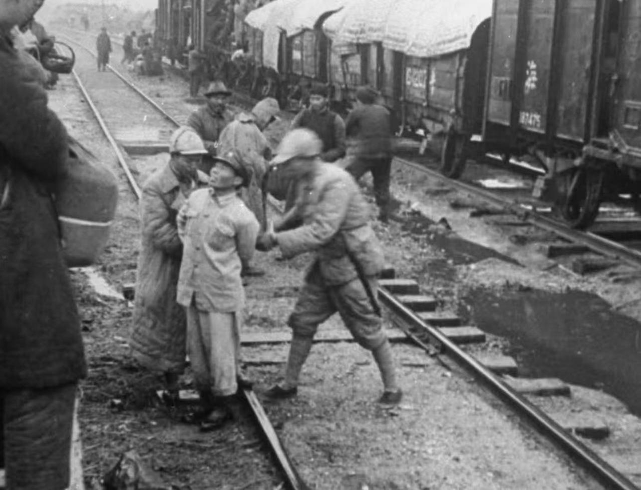 1948年，三大战役之淮海战役历史留影！下图为兵败如山倒的国军正从京浦线败退场