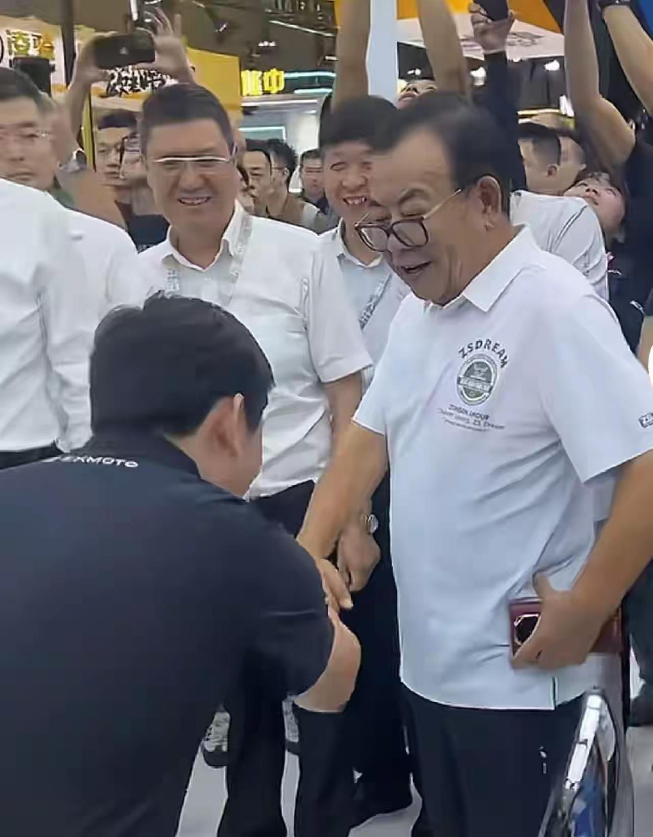 谦虚使人进步，有了新佐证。这两天张雪机车的张雪火了。但谁也不是一夜成名。看他打拼