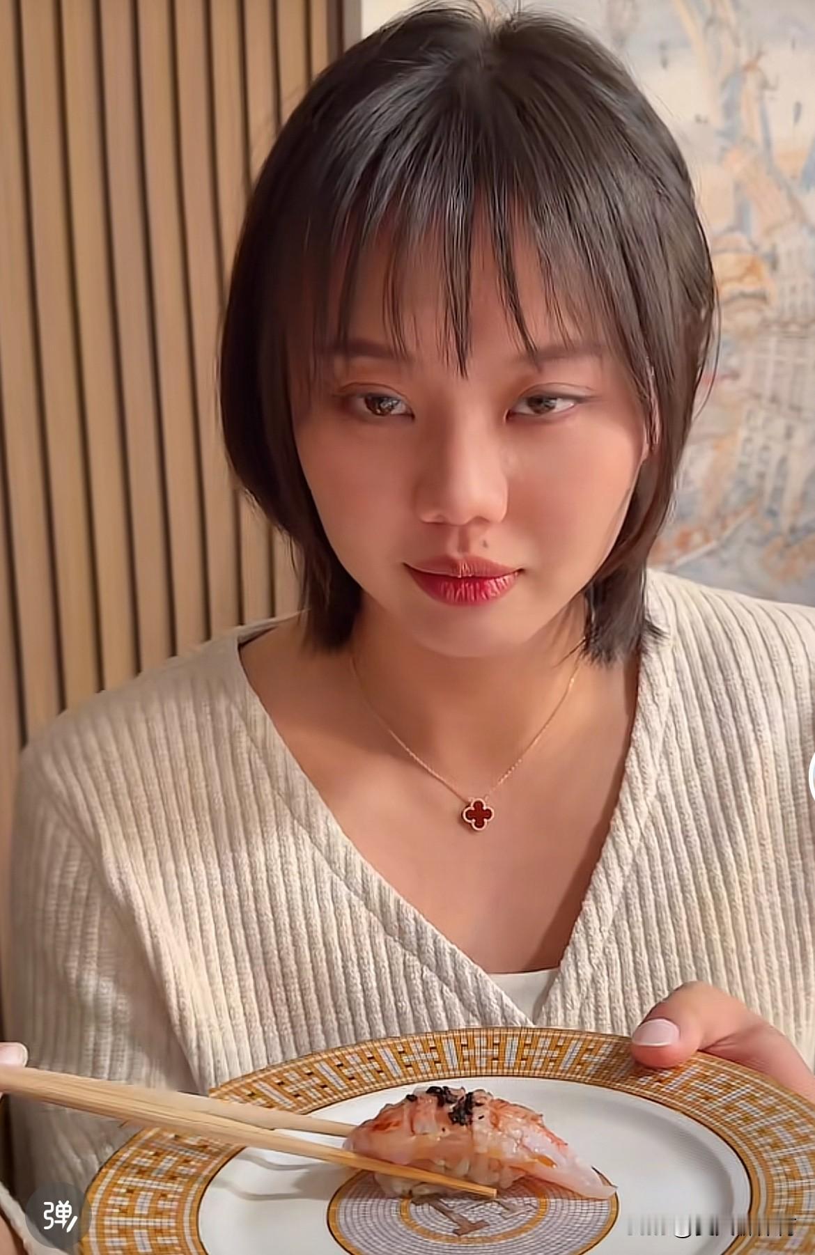 这么漂亮美丽动人的龚翔宇啊！差点没认出来，有点像那位女演员辛芷蕾啊！小宇这个新发