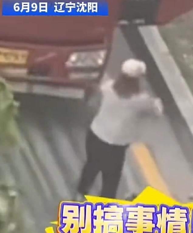 6月9日，辽宁沈阳。货车司机与越野车司机在路上发生了纠纷，争吵起来。事件升级很快