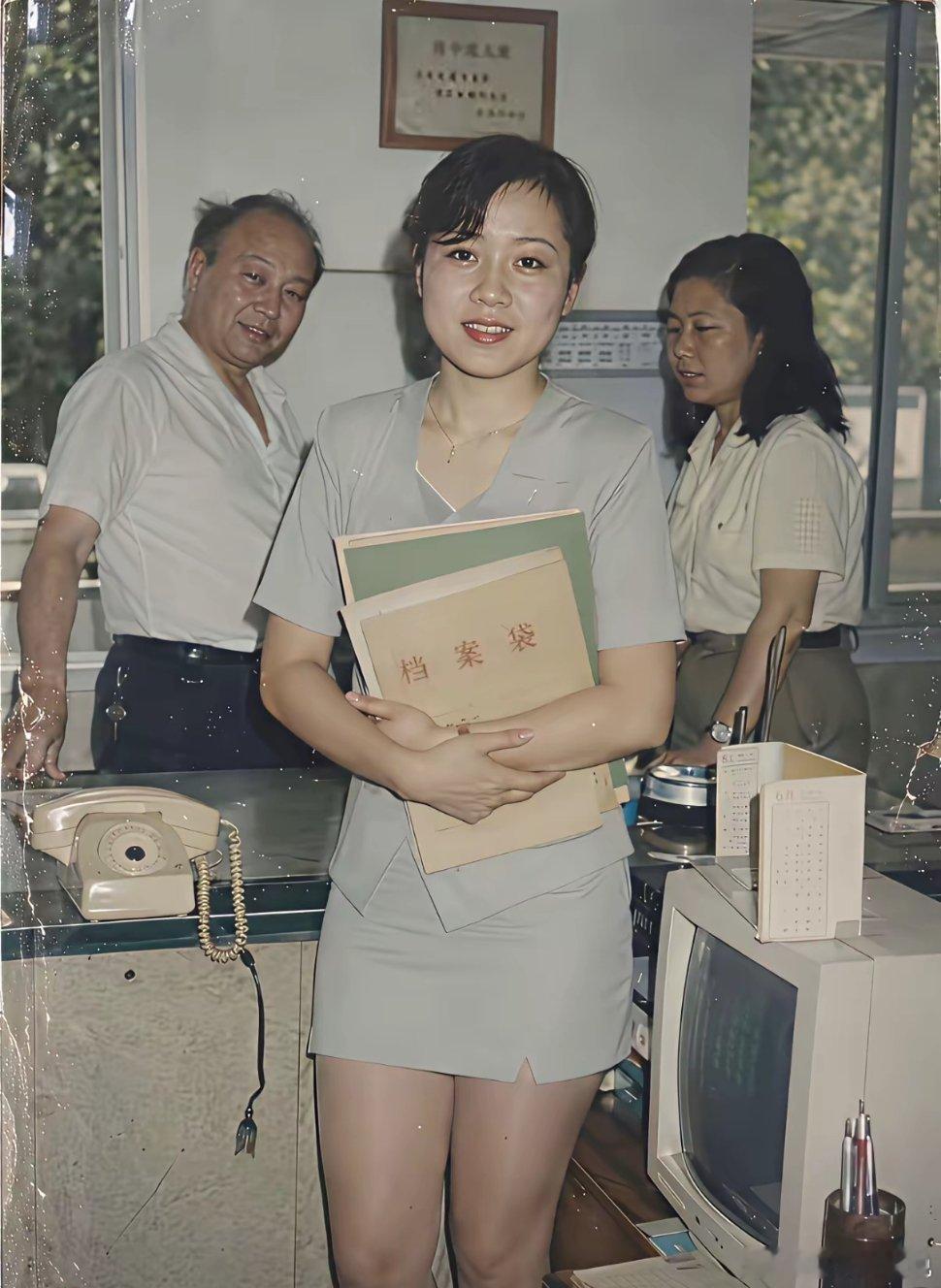 这是90年代拍的老照片！你还别说，那时候的人，眼里都有光！​​​