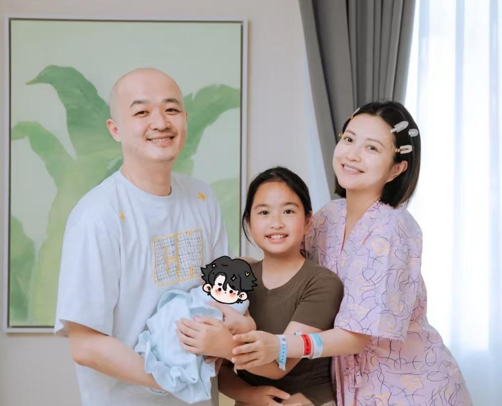 网友真的是人人福尔摩斯，仅凭包贝尔老婆包文婧晒的一张全家福就得出了两个意想不到的
