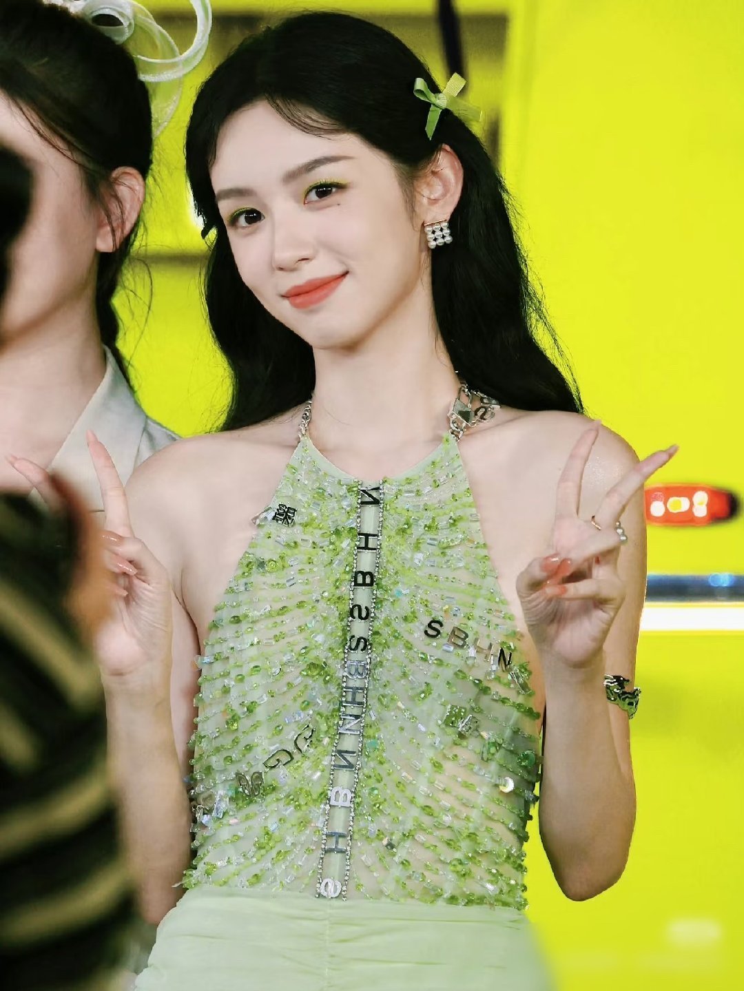 陈都灵和周也都是绿色造型，为啥一个有点老气一个却很灵动？