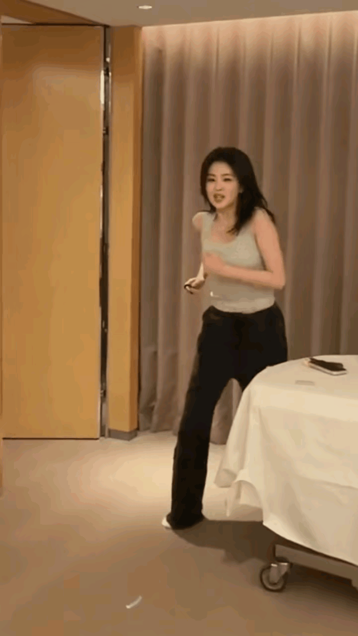 瘦了吗？我感觉她这段跑步隔着屏幕都有地动山摇的感觉。