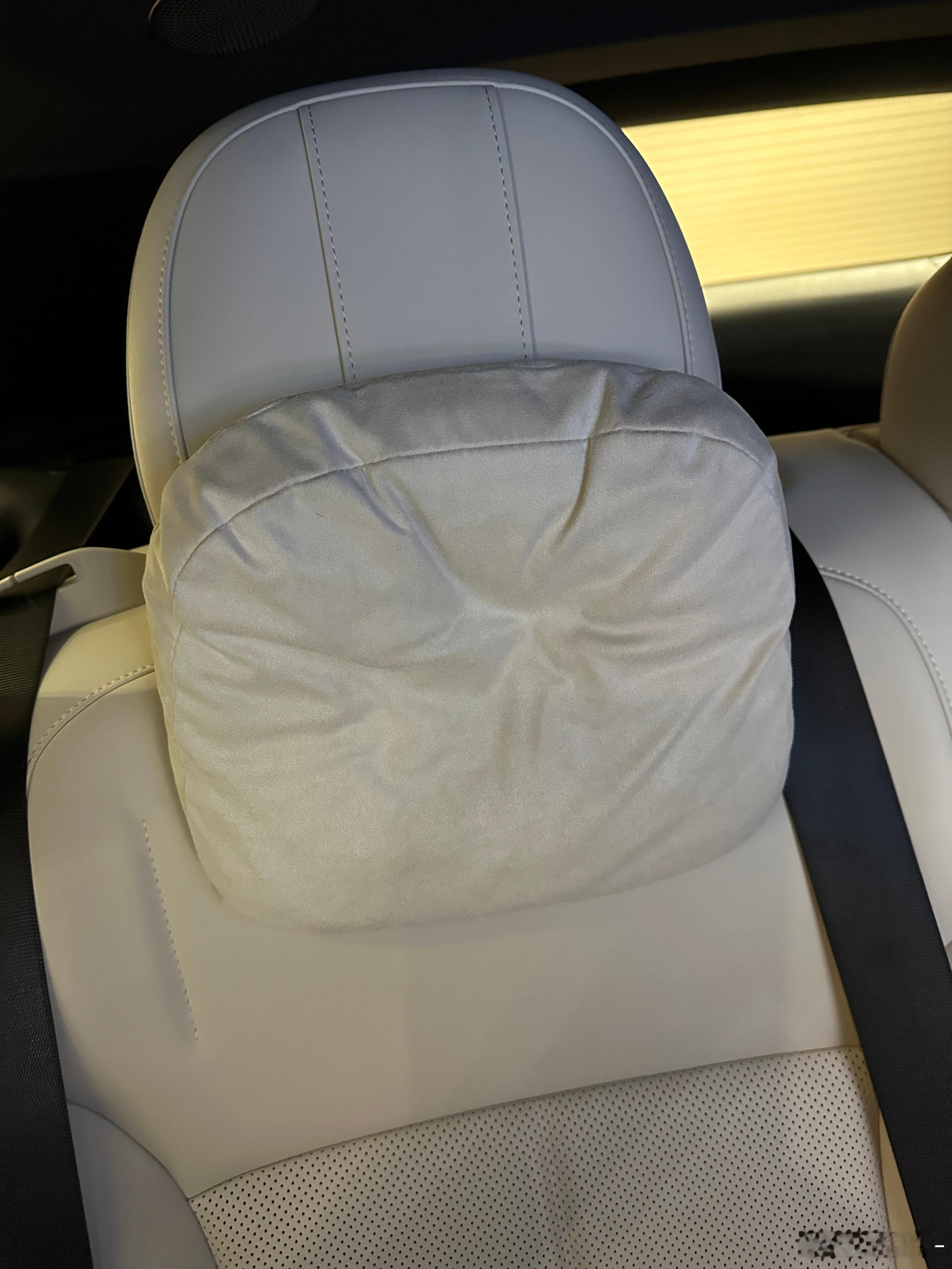 “迈巴赫头枕”高下立判，虽然都有，但体验天差地别，可见理想的成功绝不是带油箱那么