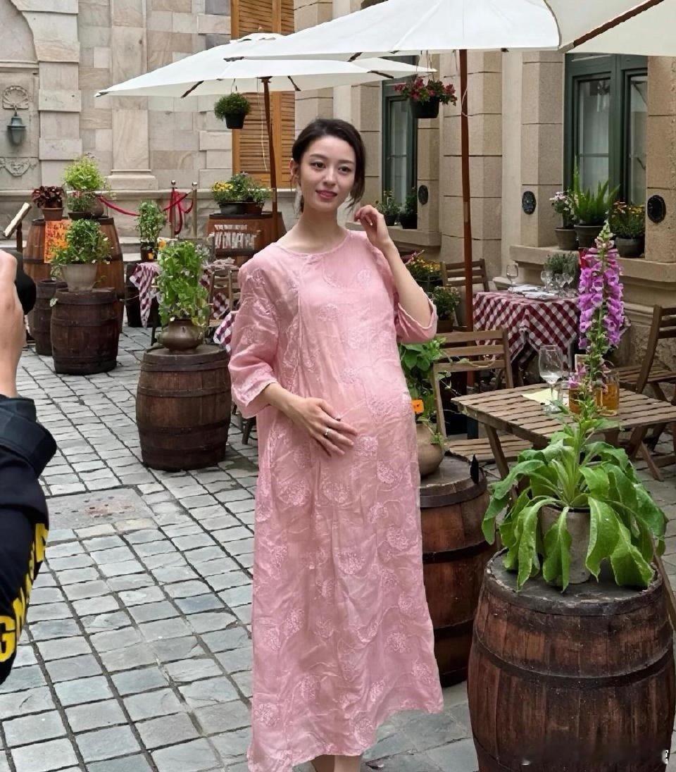 谁说怀孕会变丑？明星可能就是例外，孕期素颜照样美成风景线！