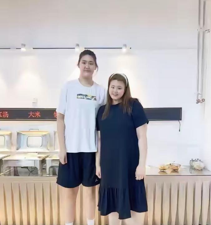 女篮刘禹彤能和张子宇比吗？近期看到有些球迷认为，张子宇太苯太慢，不如招进更灵活的
