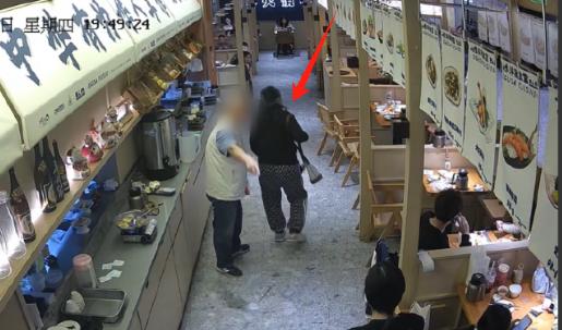 太嚣张了！深圳一女子，带着自己妈妈到深圳旅游，在一家饭馆里吃饭。点10道菜246