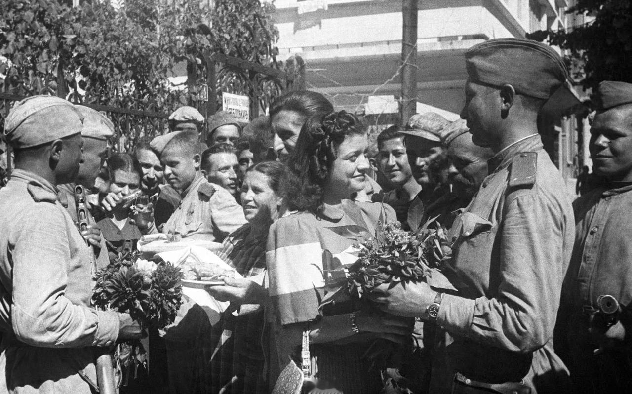 1944年，保加利亚，瓦尔纳市。当地居民迎接他们的解放者——苏联红军战士。保加