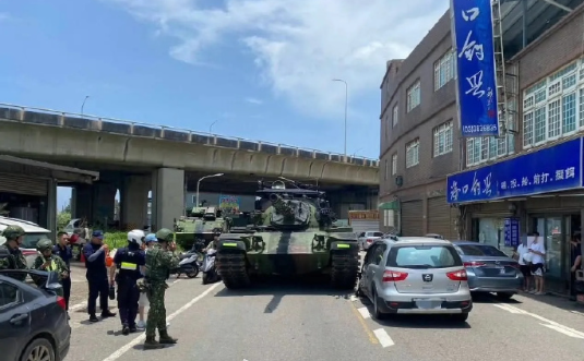 中国东南某省军事演练，坦克在街上跟汽车撞上了。车主估计得赔死，CM-11勇虎战