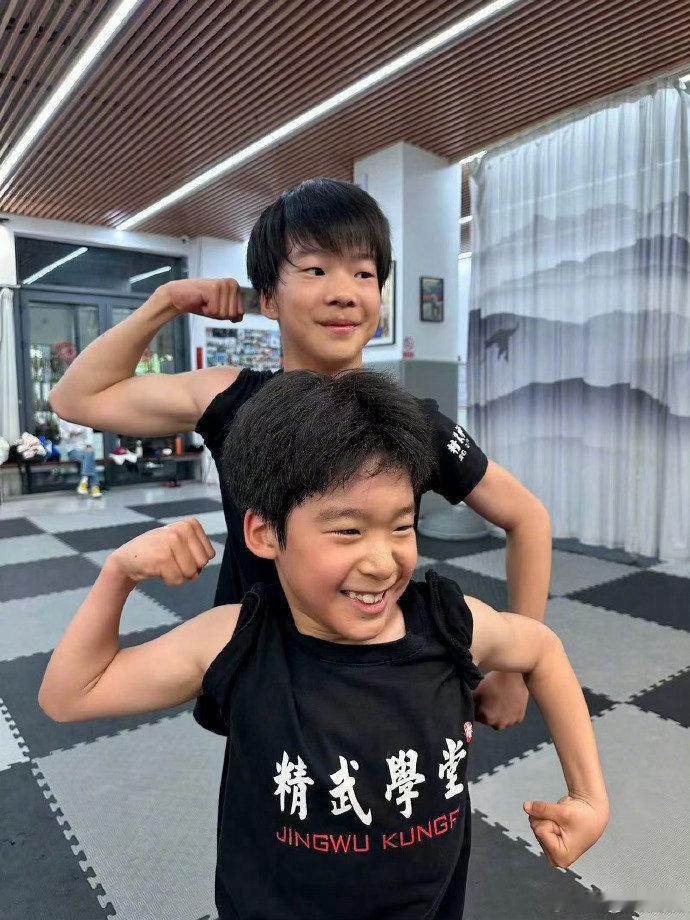 谢楠小儿子用手表拍的曾沛慈唐艺昕谢楠带孩子去探个班，以为孩子在旁边自己玩，结果人