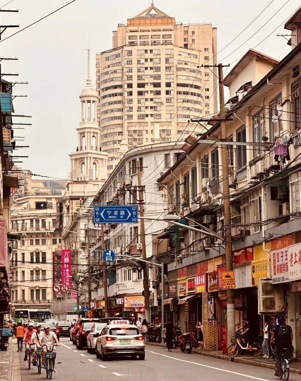 上海宁波人老上海人心里都有数，这座城市的骨子里，嵌着一个盘根错节的宁波亲友圈。那