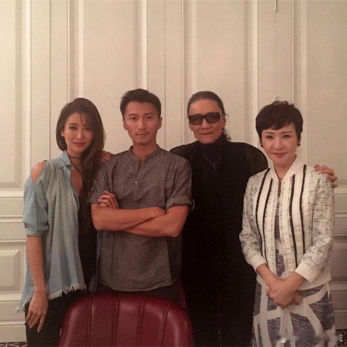 谢霆锋妹妹举办迎婴派对谢婷婷公布二胎性别恭喜！42岁谢婷婷通过蓝色气球和标签?