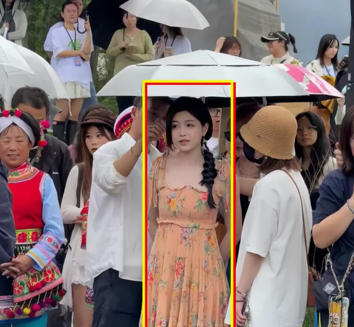 明星和普通人的差距这不就来了吗？陈妍希离婚后，好像回春了，更好看了，真的好白呀，