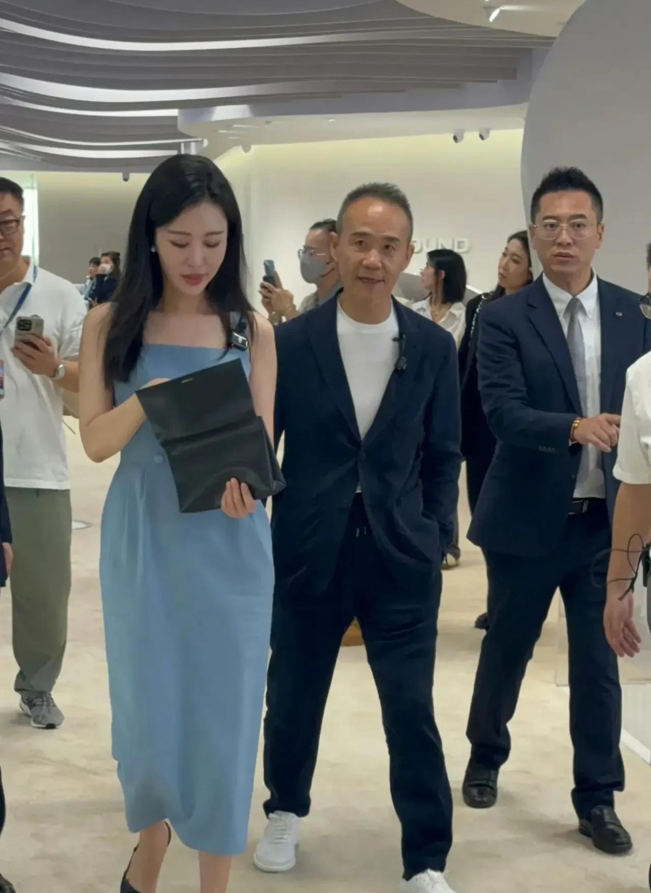 田朴珺看到如今的王石，应该特别后悔！74岁的王石，保养的不行啊，头发都白成这样