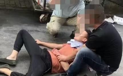 内蒙古包头，刑满释放人员赵某摆摊时和张某发生争执，张某抓住赵某的衣领打了他三拳，