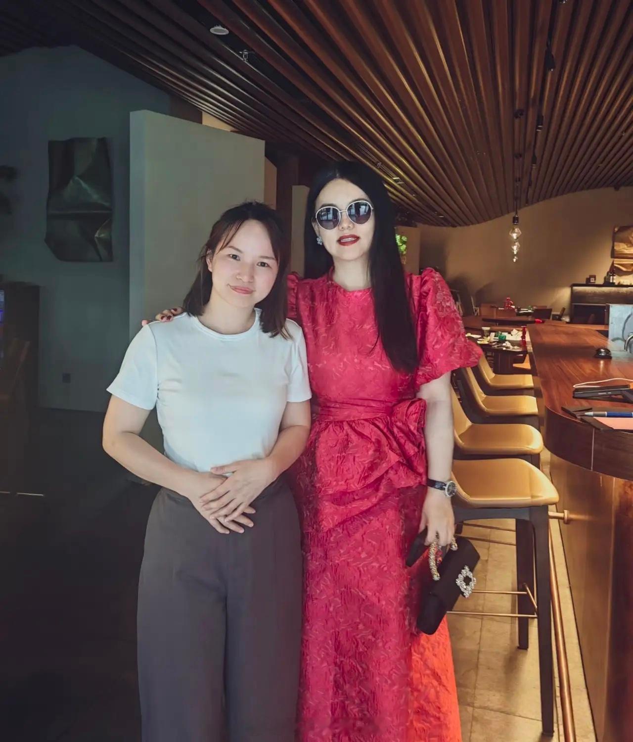 李湘现身湖南长沙一间高级餐厅吃饭，她穿着一袭红裙子，打扮精致贵气，全身都是名牌货