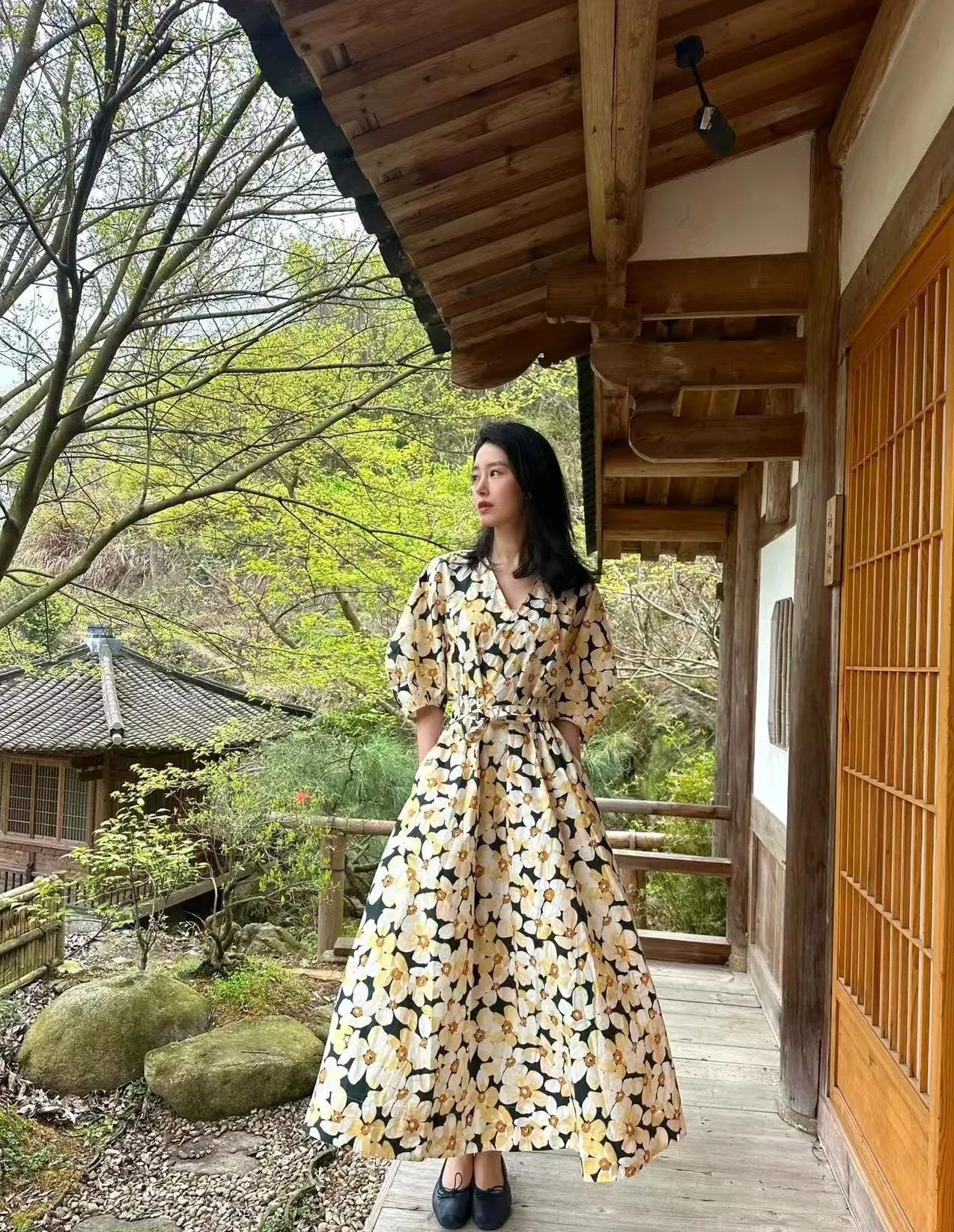 杨采钰碎花裙穿搭封神！黑底黄白花V领长裙，自带法式温柔滤镜搭配新中式木屋景致