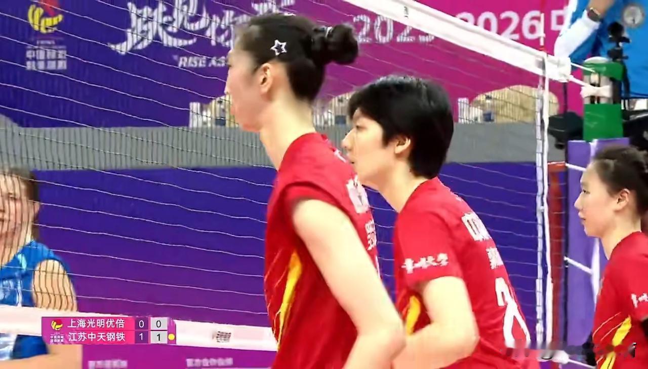 吴梦洁单局砍下15分，江苏女排客场作战以25-22先下一城，以1-0领先上海女排