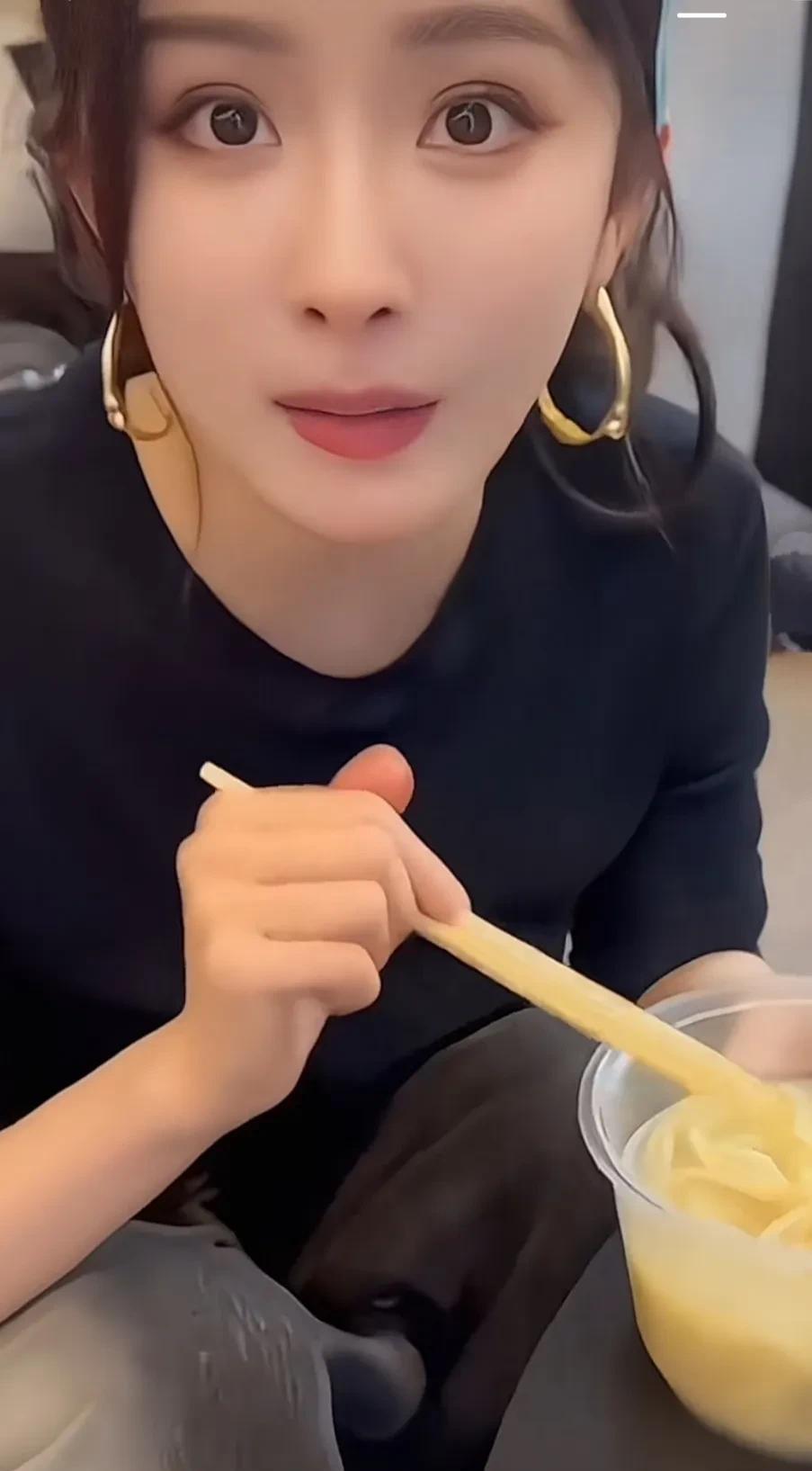 明星的生活咱真不用羡慕，起码在某一方面咱们比她们强。前几日杨幂晒了她的午饭，这