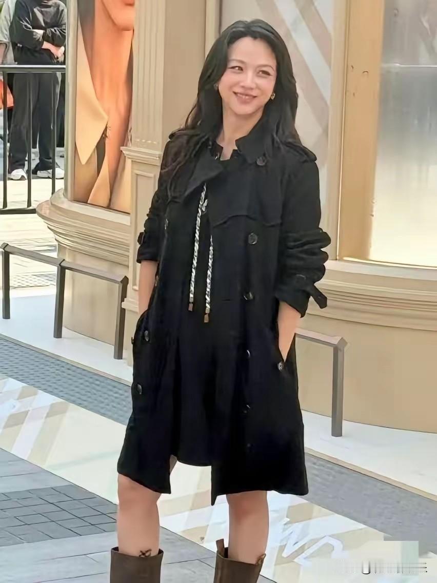 刚47岁的汤唯，居然火急火燎去拼二胎了？！这事儿还没官方确认，但全网已经炸了