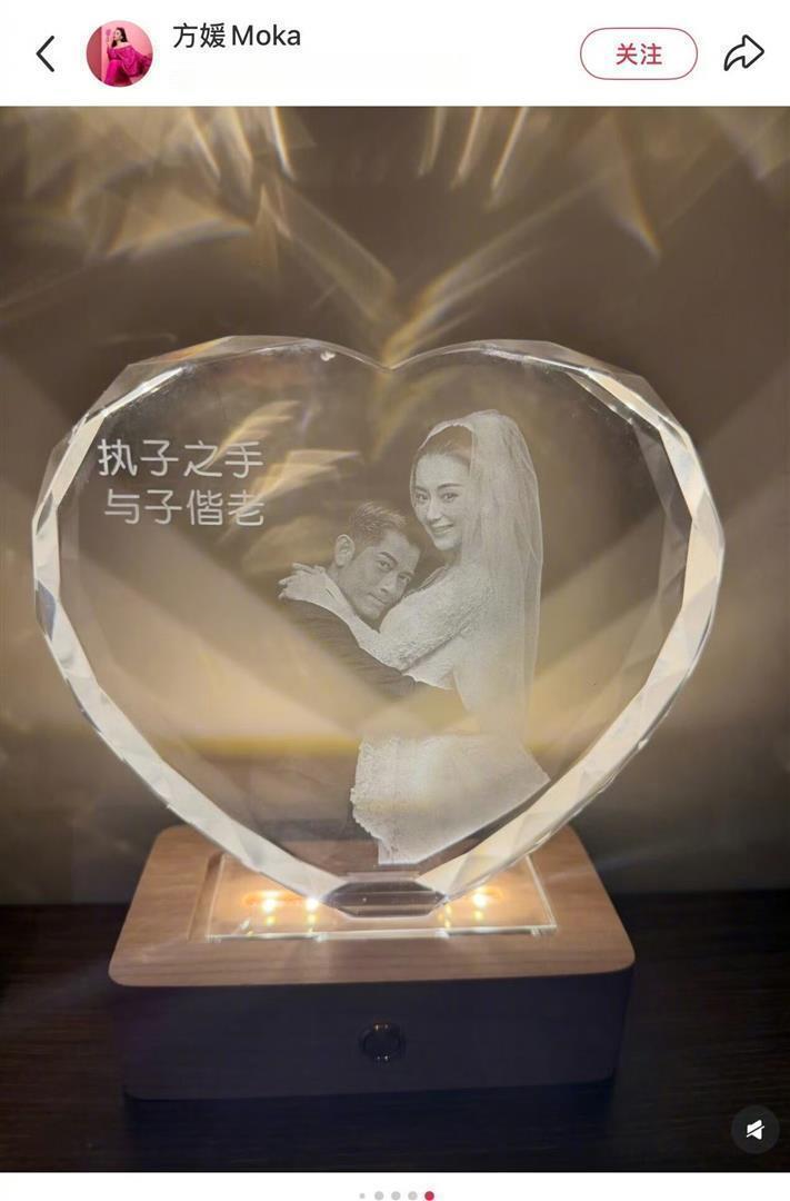 郭富城和方媛结婚纪念日，郭富城没送名牌包包，也没送宝马，送了两块网购定制的水晶摆