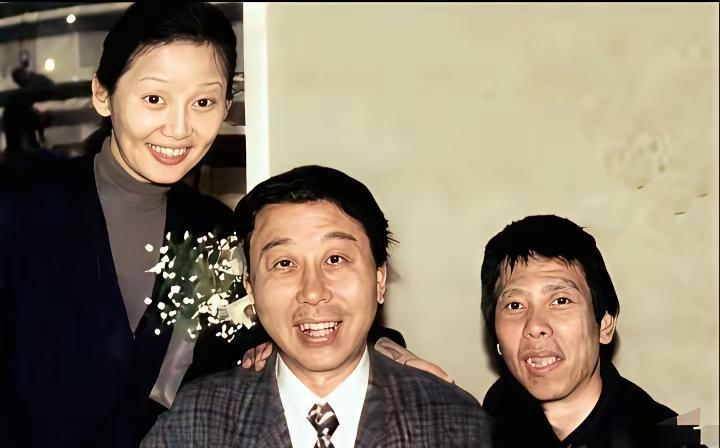 冯巩春晚封神27年，竟是因为背后站着个不说话的女人？不是导演，不写剧本。徐帆